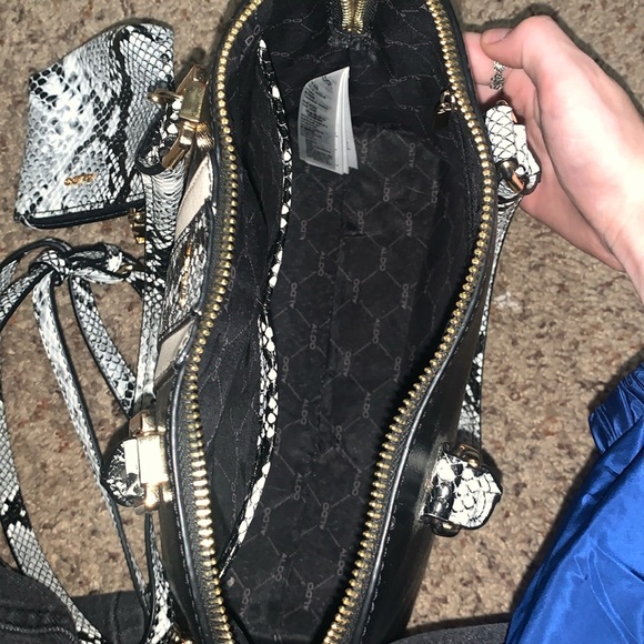 Aldo snakeskin hand bag with coin purse and strap - Picture 4 of 4